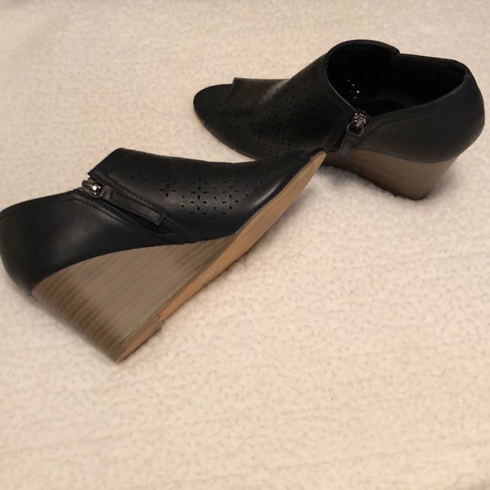 JG black wedge 7.5 shoes